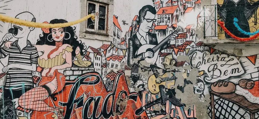Colorido mural de fado en Lisboa, lleno de músicos y escenas tradicionales.