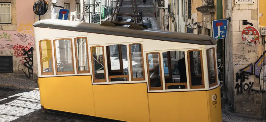 El icónico tranvía amarillo subiendo las cuestas del barrio da Bica, en Lisboa.