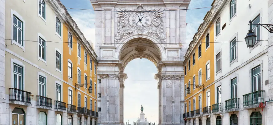Arco da Rua Augusta en Lisboa, dominando la entrada a la Plaza del Comercio.