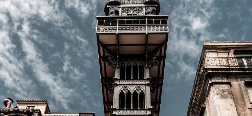 Elevador de Santa Justa en Lisboa, destacado con su icónica estructura de hierro.