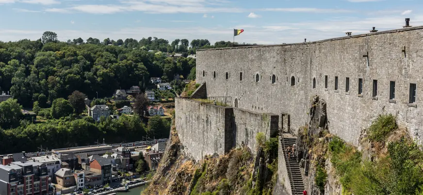 Muro y escaleras de la Ciudadela de Dinant, Bélgica, sobre el río Mosa.