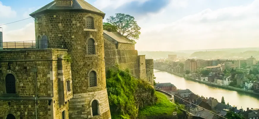 Vista de la Ciudadela de Namur, Bélgica, dominando el río Mosa al atardecer.