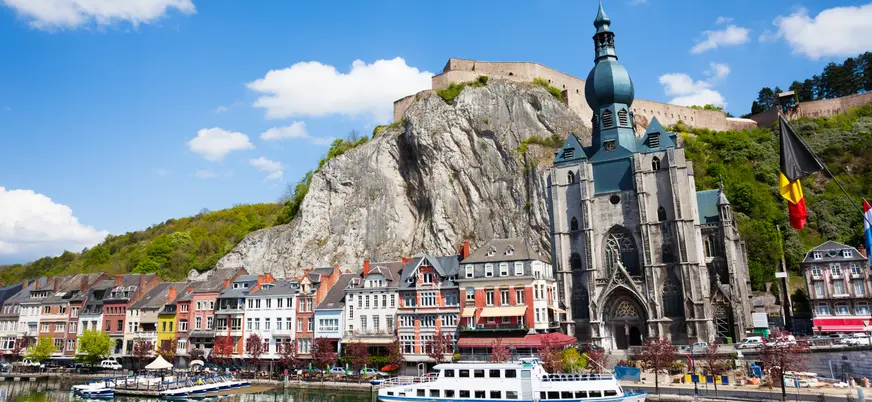 Vista del río Mosa con la Colegiata y la Ciudadela de Dinant, Bélgica.