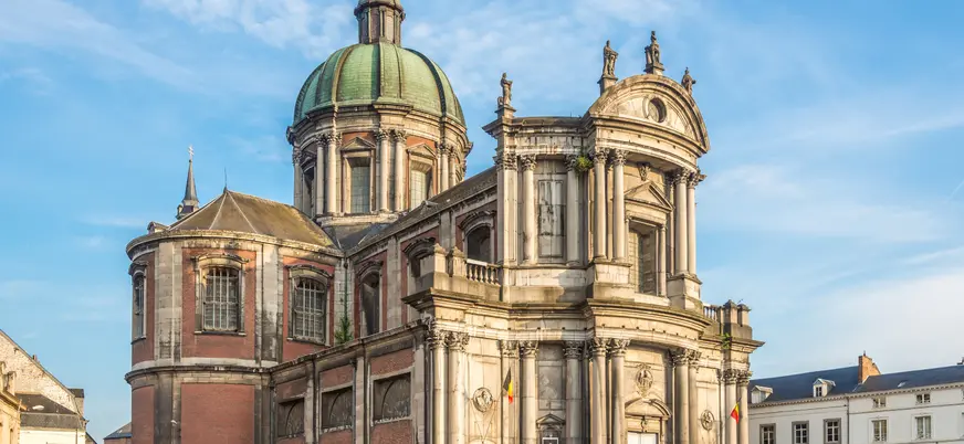 Catedral de San Aubán de Namur, Bélgica, con su cúpula y fachada barroca.