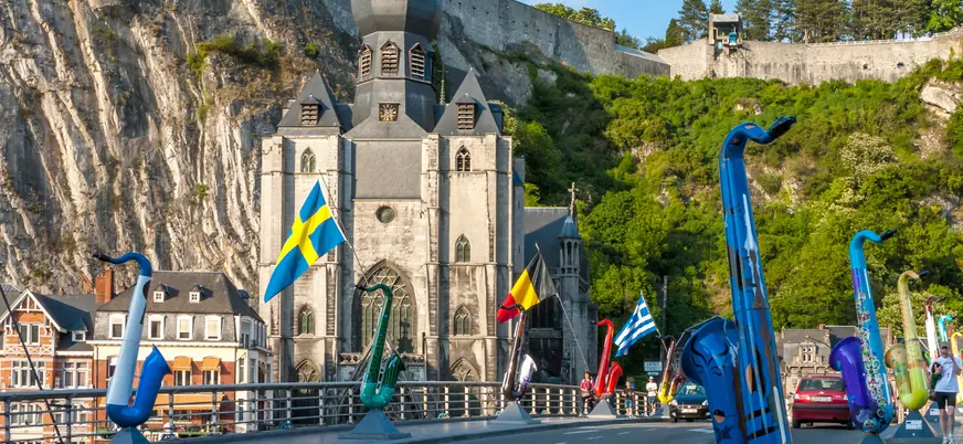 Saxofones de Adolphe Sax en el puente de Dinant, Bélgica, con la Colegiata.