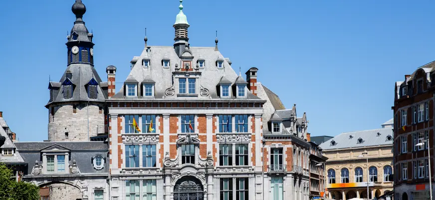 Palacio del Congreso y campanario de Namur, Bélgica, bajo el cielo azul.