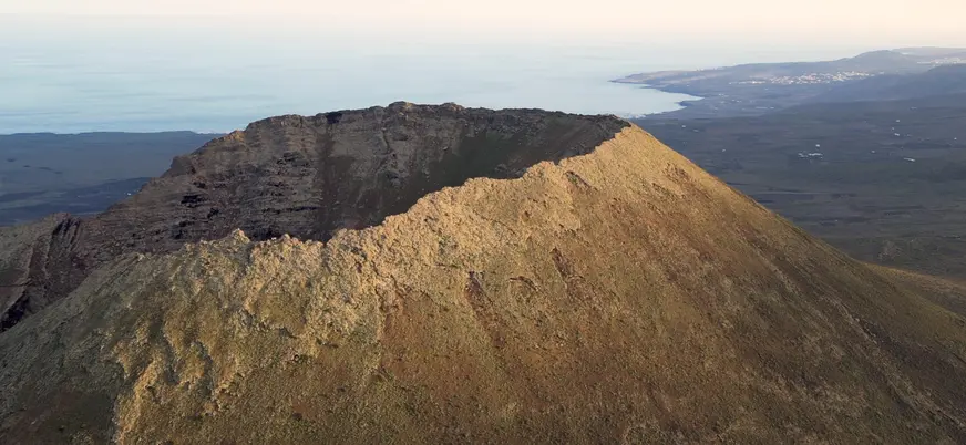 Senderismo al Volcán de la Corona y los Acantilados de Famara