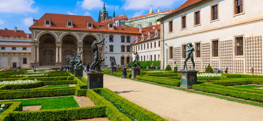 Jardines del Castillo de Praga con esculturas y vistas al complejo palaciego