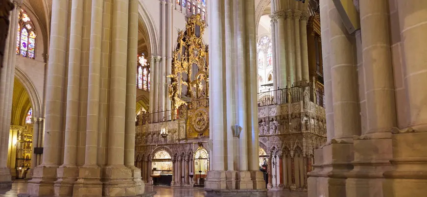 Una de las características más famosas en el interior de la catedral es el retablo barroco conocido como "El Transparente".