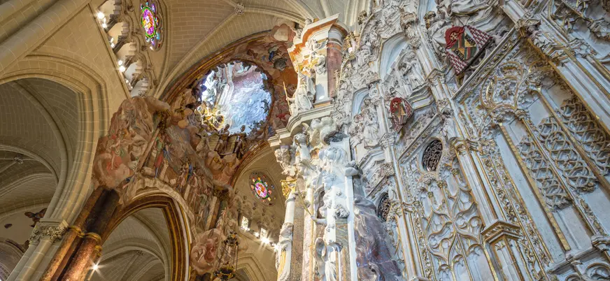 La arquitectura de la catedral es predominantemente gótica, aunque también incorpora elementos de otros estilos debido a su largo período de construcción. 