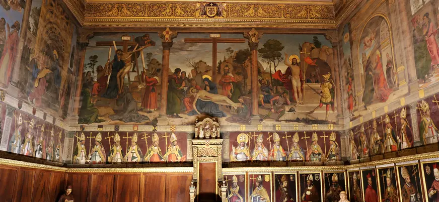 La Sala Capitular, el lugar donde los miembros del cabildo se reúnen para discutir asuntos administrativos, litúrgicos y disciplinarios.