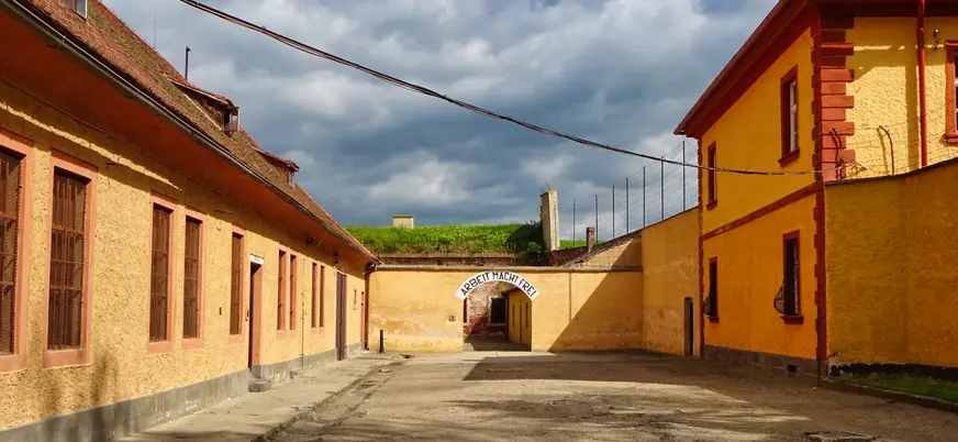 Entrada con el letrero "Arbeit Macht Frei" en el campo de Terezín.