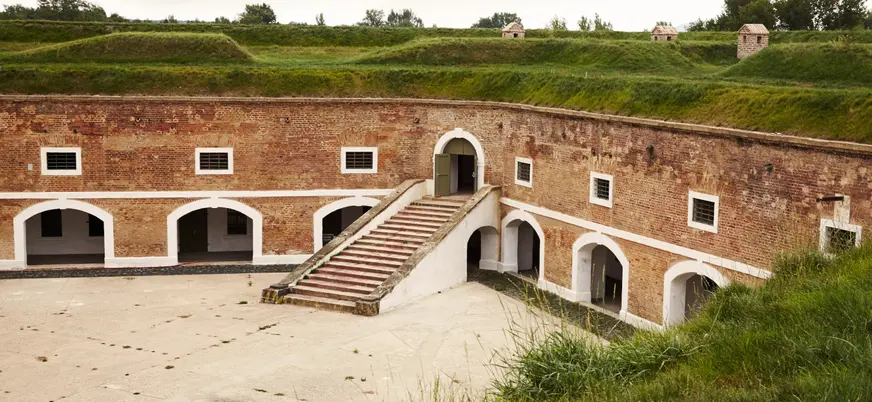 Fosos y muros de ladrillo de la Fortaleza de Terezín, campo de concentración.