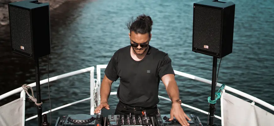 DJ pinchando en una fiesta en barco sobre el río Duero en Oporto.
