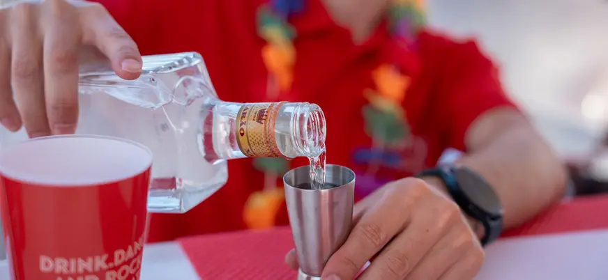 Preparando un cóctel durante una fiesta en barco en Oporto.