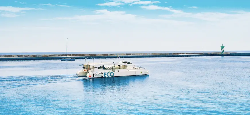 Catamarán ECO navegando por el litoral de Barcelona.