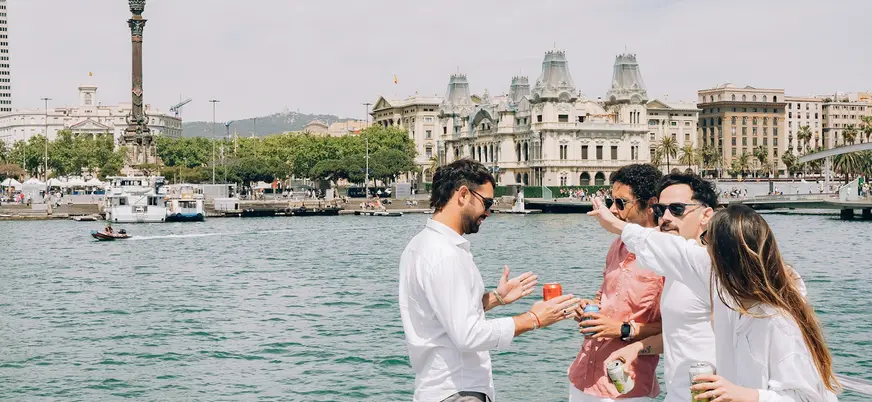 Grupo disfrutando de vistas de Barcelona desde un catamarán en Port Vell.