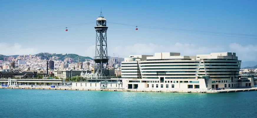 Vistas del World Trade Center desde Port Vell en Barcelona.