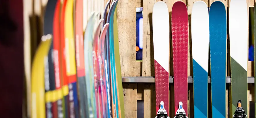 Esquís de alquiler renovados y almacenados en Fuentes de Invierno, Asturias