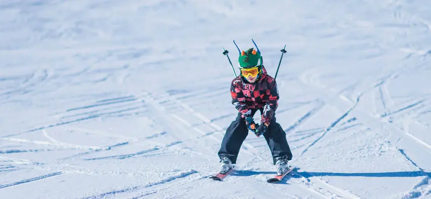 Niño esquiando en pista infantil de Fuentes de Invierno, Asturias