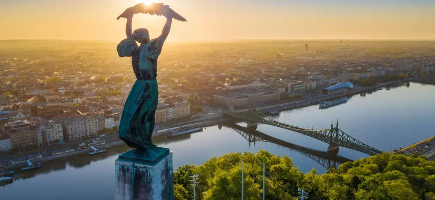 Estatua de la Libertad en la colina Gellért de Budapest al amanecer.