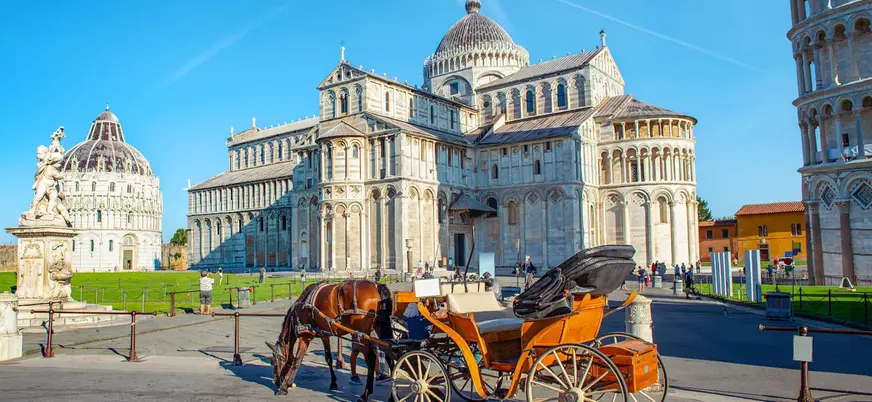 Carruaje de caballos en Piazza dei Miracoli (Plaza de los Milagros) de Pisa