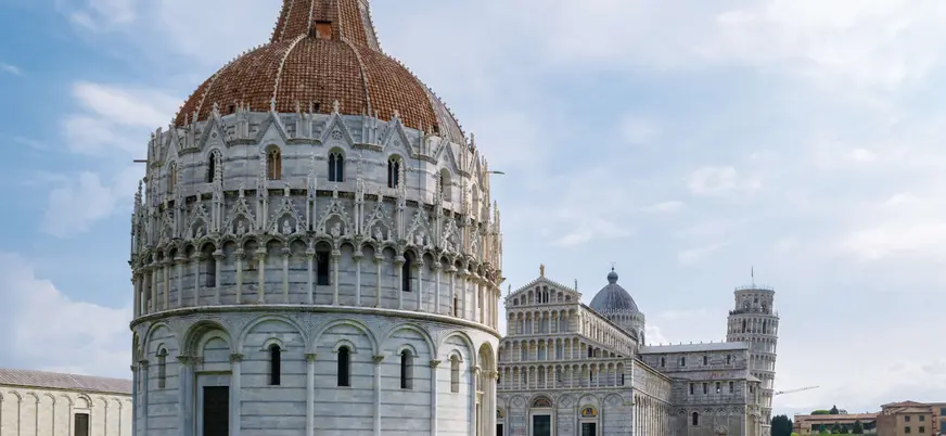Baptisterio de San Juan en la Piazza dei Miracoli (Plaza de los Milagros) en Pisa, Italia, junto a la famosa Torre Inclinada y la Catedral de Pisa