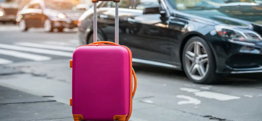 Maleta de viaje moderna con diseño elegante y ruedas giratorias sobre superficie lisa.