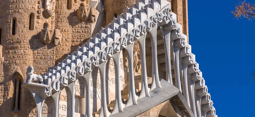 Detalle escultórico de la fachada de la Sagrada Familia en Barcelona