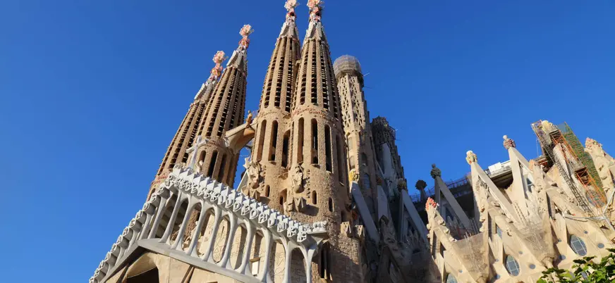 Torres y fachada de la Sagrada Familia en Barcelona bajo cielo despejado