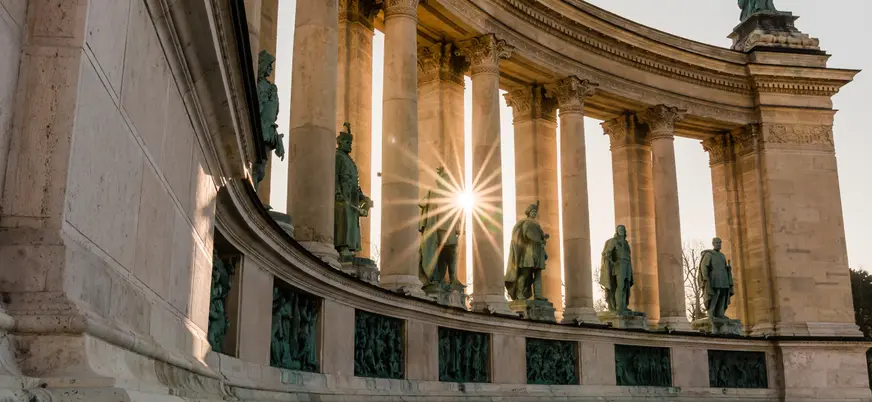 Columnata del Monumento del Milenio en la Plaza de los Héroes de Budapest al atardecer