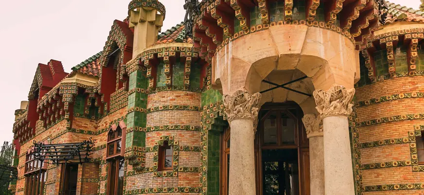 Fachada detallada de El Capricho de Gaudí en Comillas, Cantabria