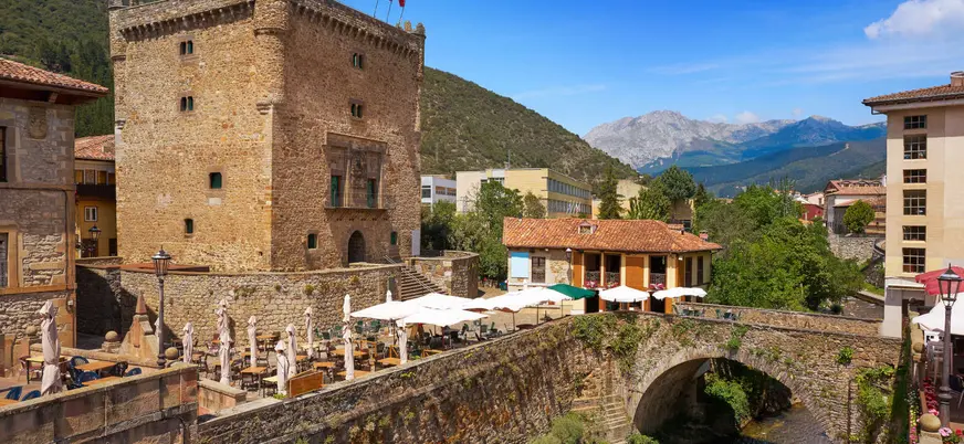 Torre del Infantado junto al puente y río en Potes, Cantabria.