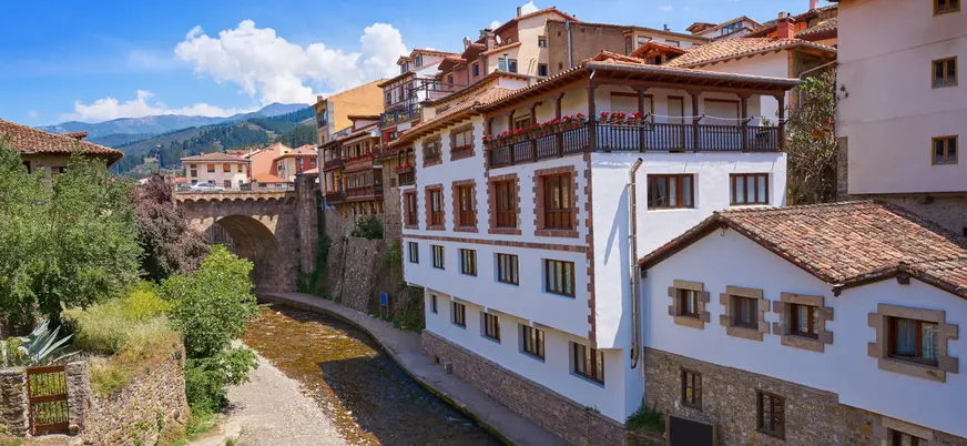 Casco histórico y casas tradicionales junto al río en Potes, Cantabria.
