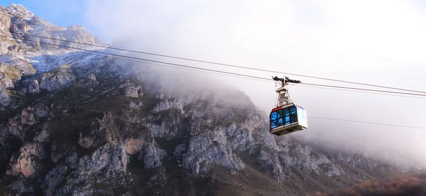 Teleférico de Fuente Dé ascendiendo entre montañas en los Picos de Europa, Cantabria.