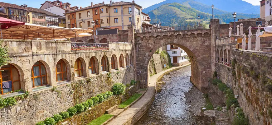 Puente medieval en el centro histórico de Potes, Cantabria, sobre el río.
