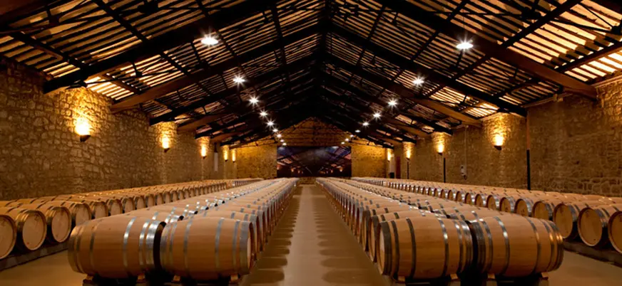 Sala de barricas de CVNE diseñada por Eiffel en Haro, La Rioja