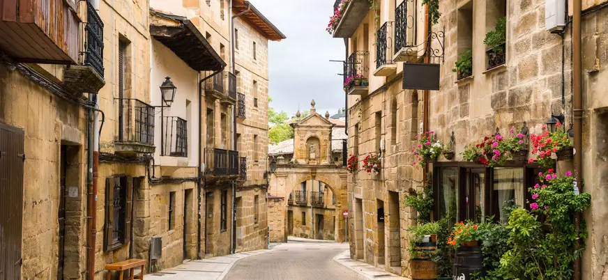Calle medieval de Laguardia con casas de piedra y arco histórico en La Rioja