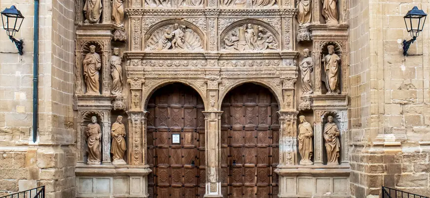 Portada renacentista de la iglesia en el centro histórico de Haro, La Rioja