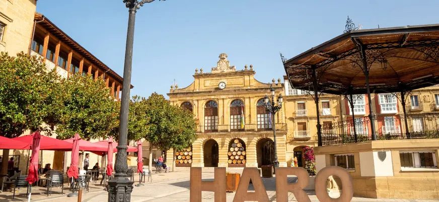 Plaza de Haro con su ayuntamiento y cartel de capital del Rioja en La Rioja