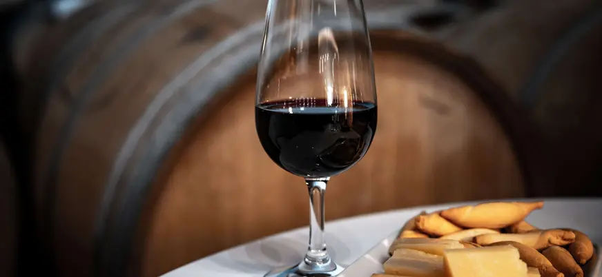 Copa de vino tinto con queso en bodega de La Rioja durante cata