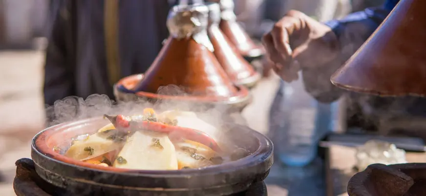 Tagine de comida bereber tradicional servido en el valle de Imlil, Alto Atlas