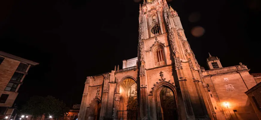 Catedral de San Salvador de Oviedo iluminada de noche, uno de los monumentos góticos más emblemáticos del Principado de Asturias.