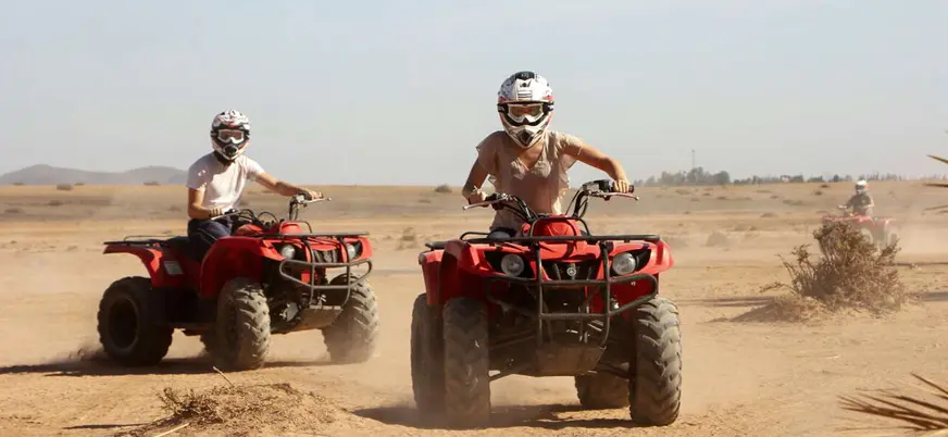 Paseo en quad por el Palmeral de Marrakech entre pistas de tierra y paisaje árido