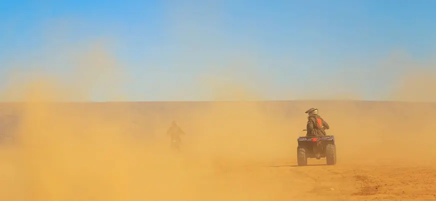 Quad levantando polvo a toda velocidad en el Palmeral de Marrakech