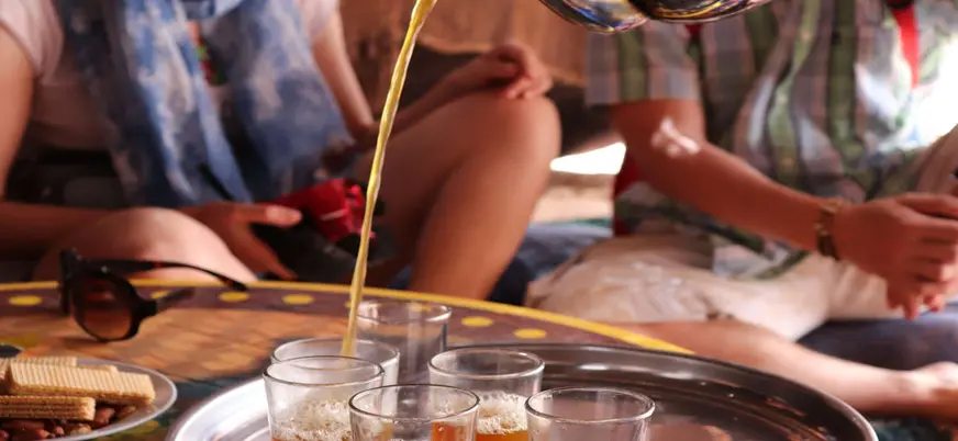 Té de menta marroquí servido tras paseo en quad en el Palmeral de Marrakech