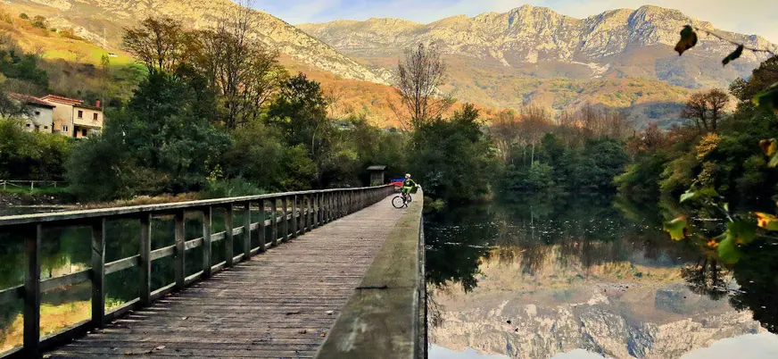 Ciclista en el embalse de Valdemurio, Senda del Oso en Asturias