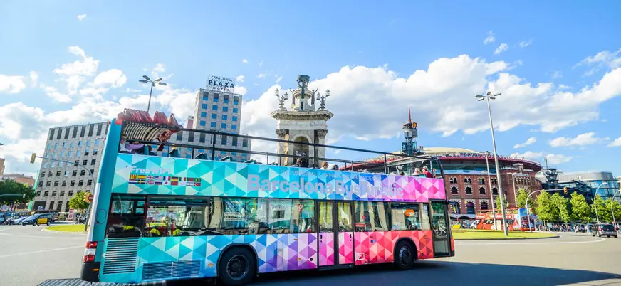 Bus turístico de Barcelona circulando por la Plaza de España