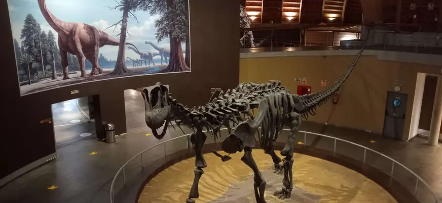 Esqueleto de dinosaurio en el Museo Jurásico de Asturias, Colunga