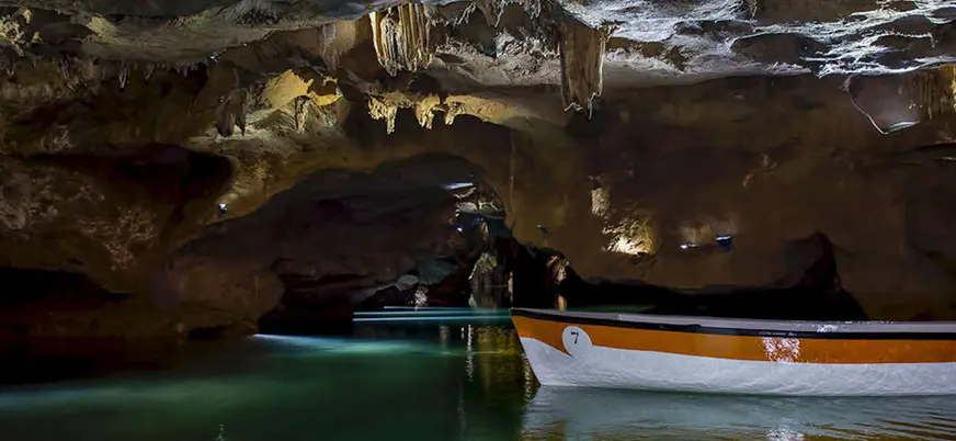Barca en el río subterráneo Belcaire dentro de las Cuevas de San José.
